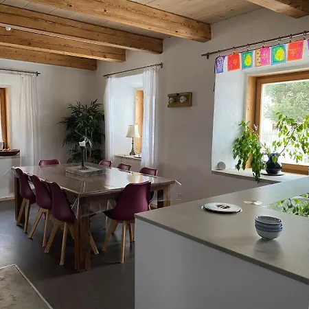 Mit Charme Im Kuenstlerviertel In Der Stailamar In Apartmán Susch